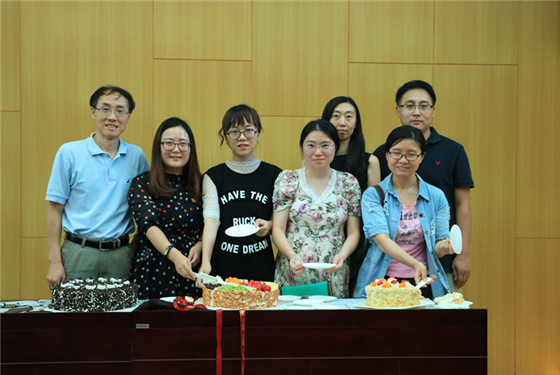 20170921awc77万象城官网举办2017年第三季度教职工生日集体庆祝活动 (4)_副本.jpg
