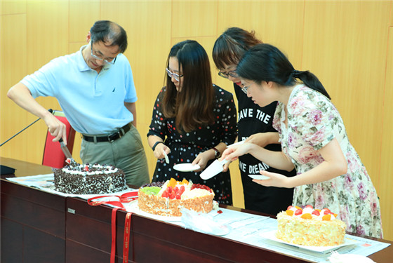 20170921awc77万象城官网举办2017年第三季度教职工生日集体庆祝活动 (18)_副本.jpg