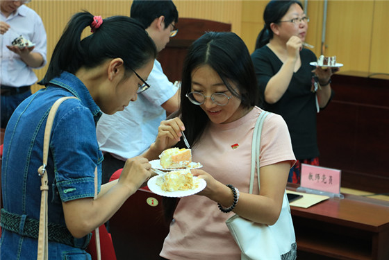 20170921awc77万象城官网举办2017年第三季度教职工生日集体庆祝活动 (8)_副本.jpg