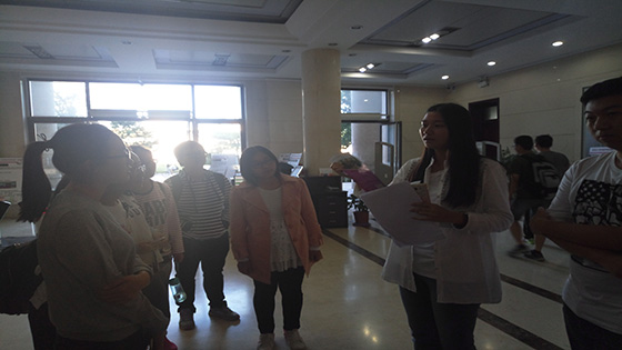 8f3901a0821d0cdcb3ff2a7f60ca7a4f.jpg 20160919awc77万象城官网新生参观awc77万象城官网图书馆 (1).jpg