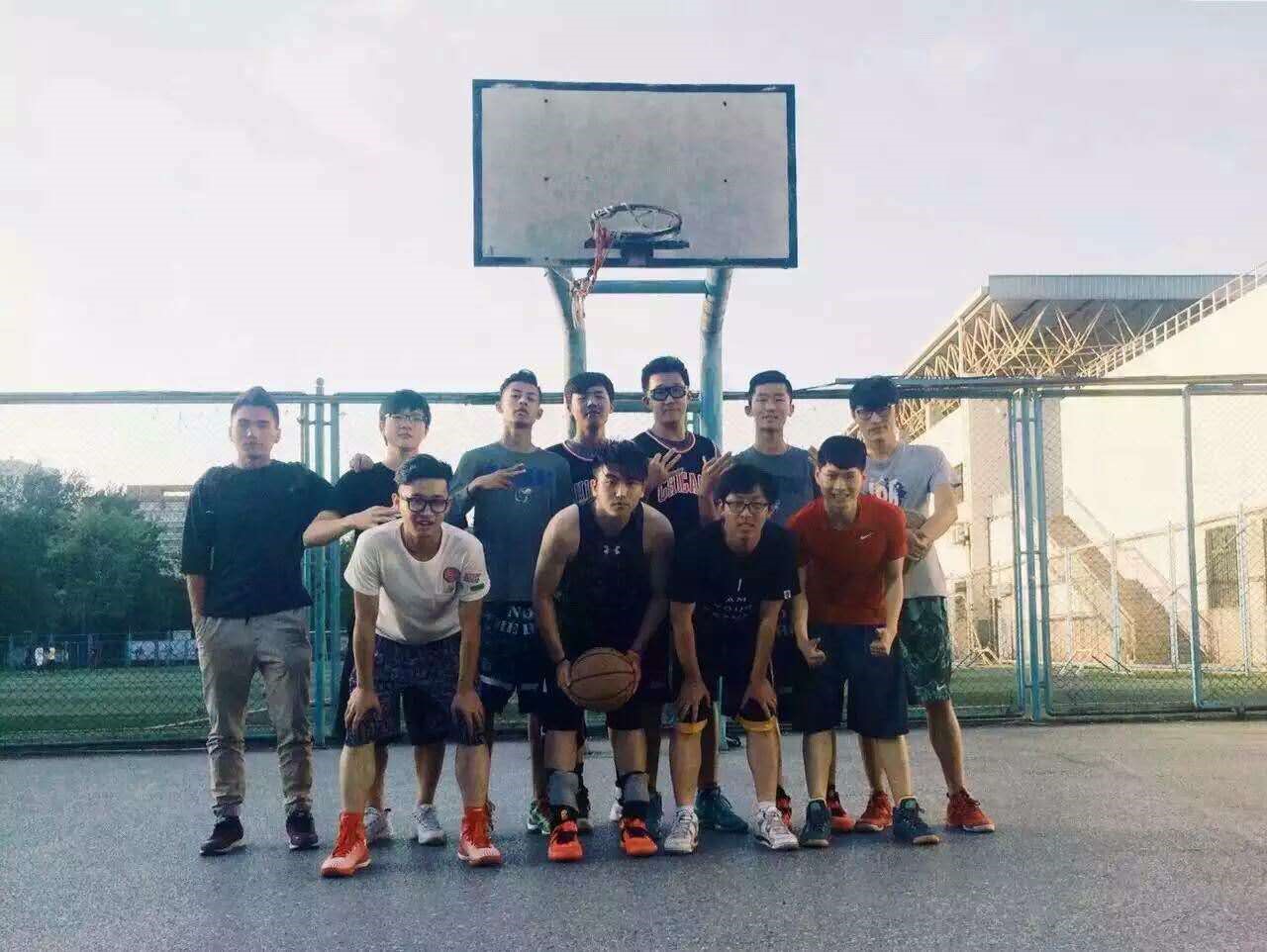 bd021df97c44c0bbeb775b35b27ccc6b.jpg 篮球赛赛后合照.jpg